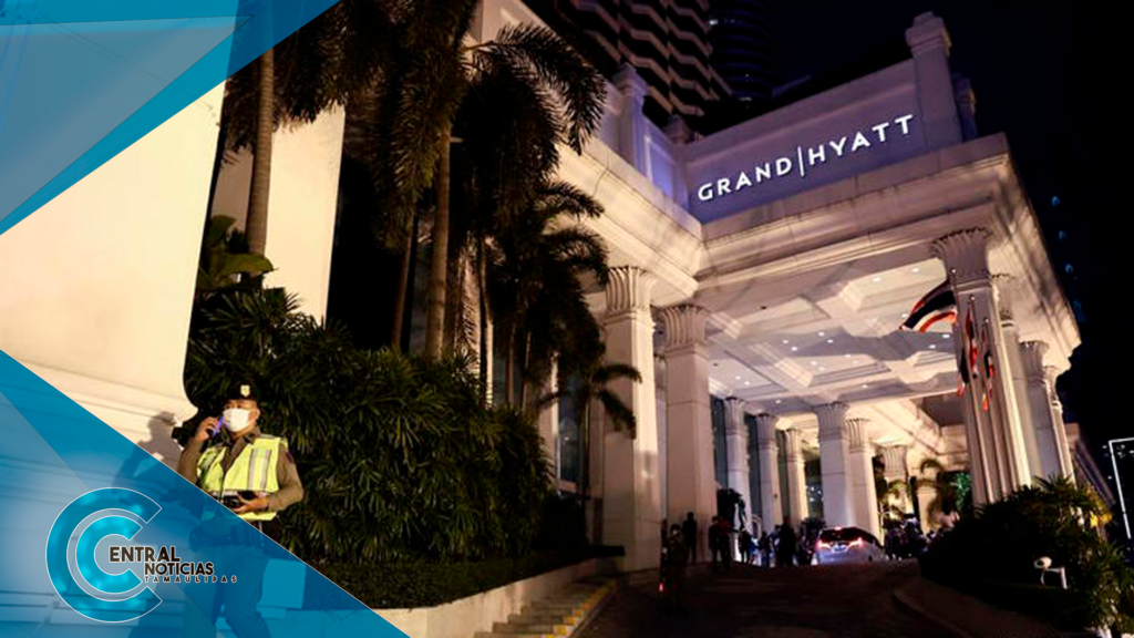Los extranjeros tenían las maletas listas para dejar el hotel Grand Hyatt Erawan.