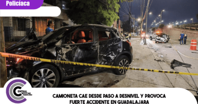 Camioneta cae desde paso a desnivel y provoca fuerte accidente en Guadalajara