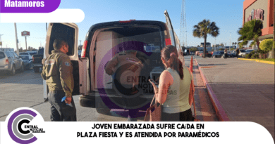 Joven embarazada sufre caída en Plaza Fiesta y es atendida por paramédicos