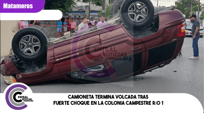 Camioneta termina volcada tras fuerte choque en la colonia Campestre Río 1