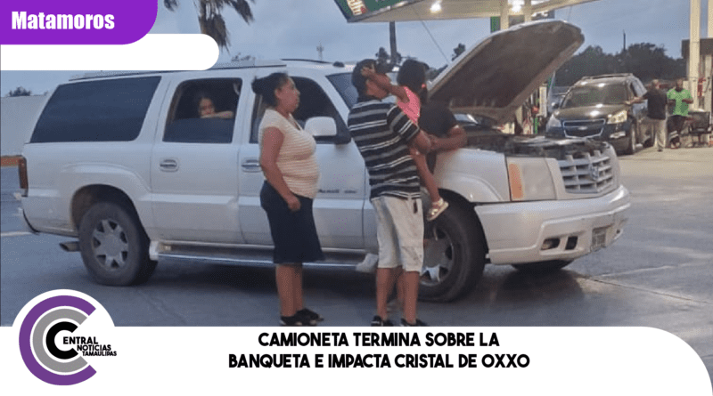 Camioneta termina sobre la banqueta e impacta cristal de Oxxo