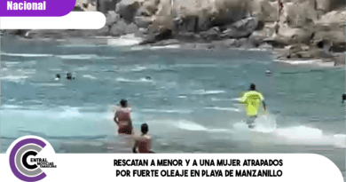 Rescatan a menor y a una mujer atrapados por fuerte oleaje en playa de Manzanillo