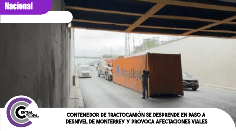 Contenedor de tractocamión se desprende en paso a desnivel de Monterrey y provoca afectaciones viales Contenedor de tractocamión se desprende en paso a desnivel de Monterrey y provoca afectaciones viales