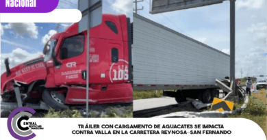 Tráiler con cargamento de aguacates se impacta contra valla en la carretera Reynosa–San Fernando